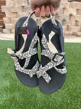 Chaco Z2 Men’s Size 11 Sandals Toe Loop Black Pattern – VGUC